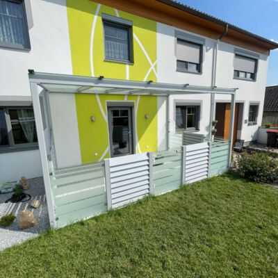 Überdachung mit Sichtschutz und Geländer