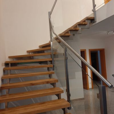 Zweiholmtreppe Edelstahl mit Glasgeländer