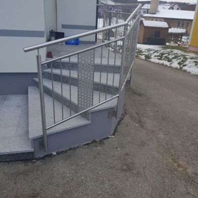 Geländer außen mit Lochblecheinsatz