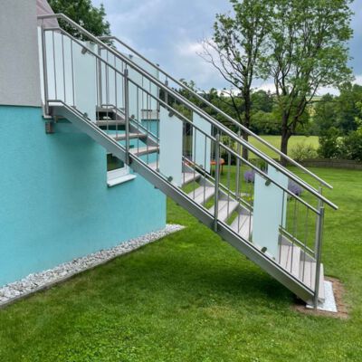 Edelstahlstiege und Geländer mit Glaselementen
