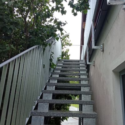 Zweiwangenstiege verzinkt mit Flachstahlgeländer verzinkt