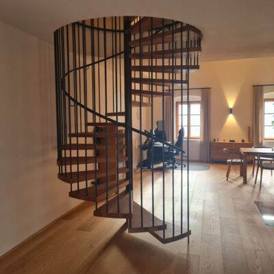 Wendeltreppe mit Geländer