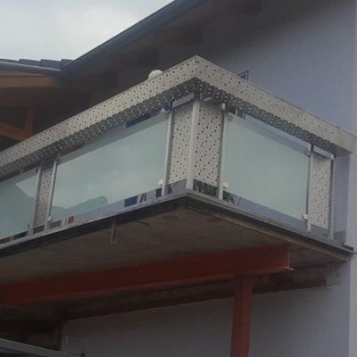 Balkon mit integrierten Blumenkisten