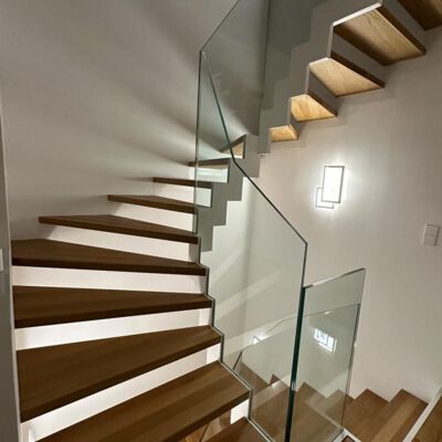 Zweiholmtreppe mit Nurglasgeländer