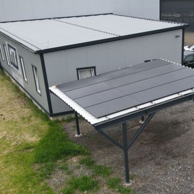 Carport mit PV-Paneelen