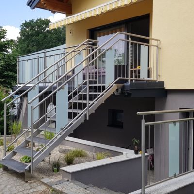 Stiege zur Terrasse und Geländer