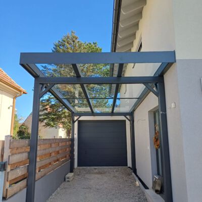 Überdachung pulverbeschichtet mit Glas